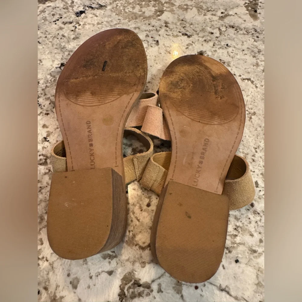 Lucky Brand Rileigh Block Heel‎ Sandals with Metallic Finish